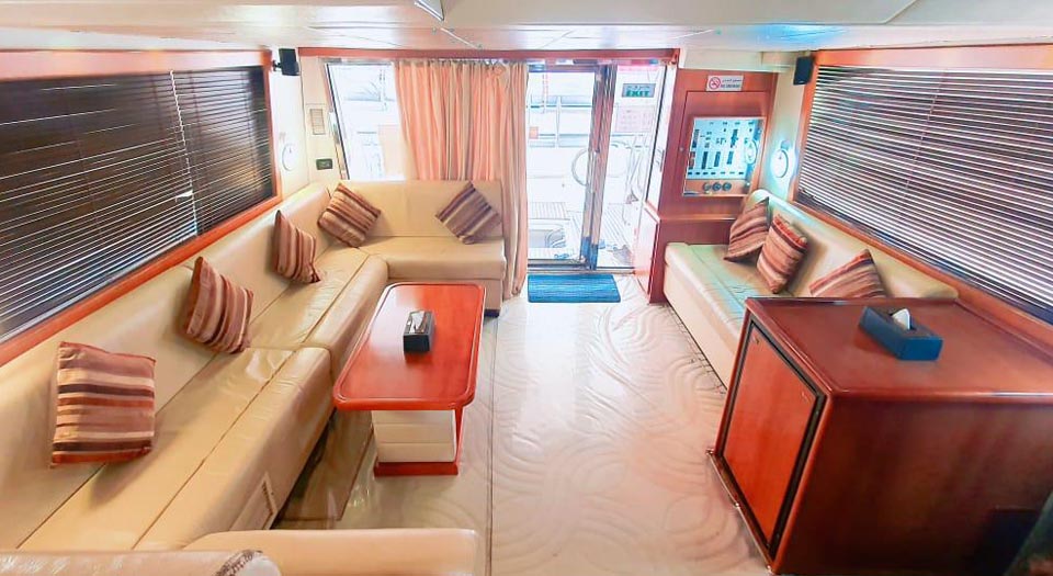 50ft-yacht-sofa